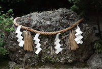 しめ縄石 しめ縄石