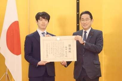 Souta Fujii receiving the Prime Minister’s Award